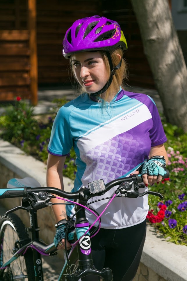 Огляд жіночої велосипедної футболки та велосипедних шорт KLS